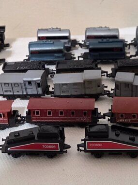 VTG SOMA Die-Cast Mini Train Set Motorized Pull & Go Engines 7 Engines/24 Cars